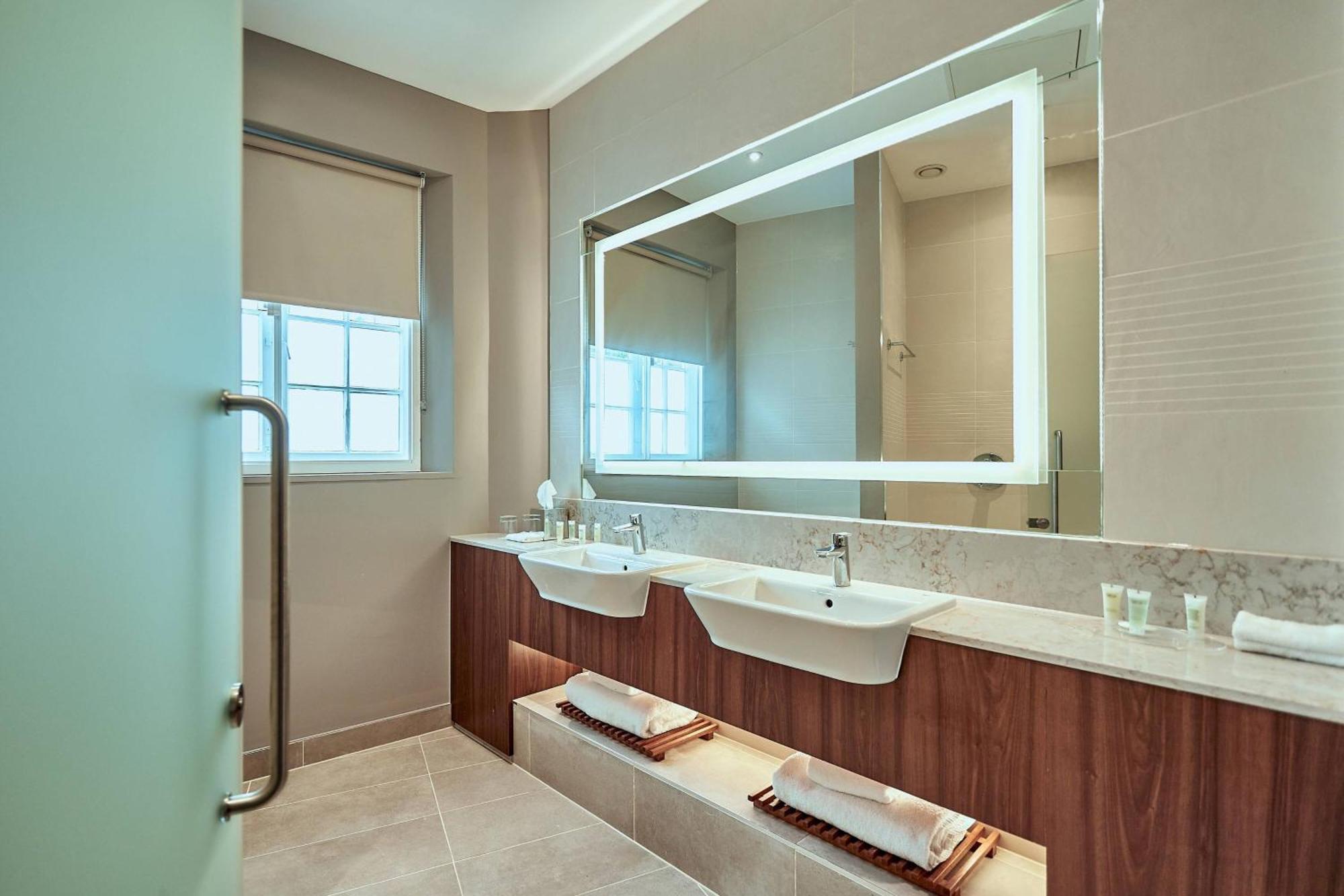 Courtyard By Marriott Oxford City Centre Экстерьер фото